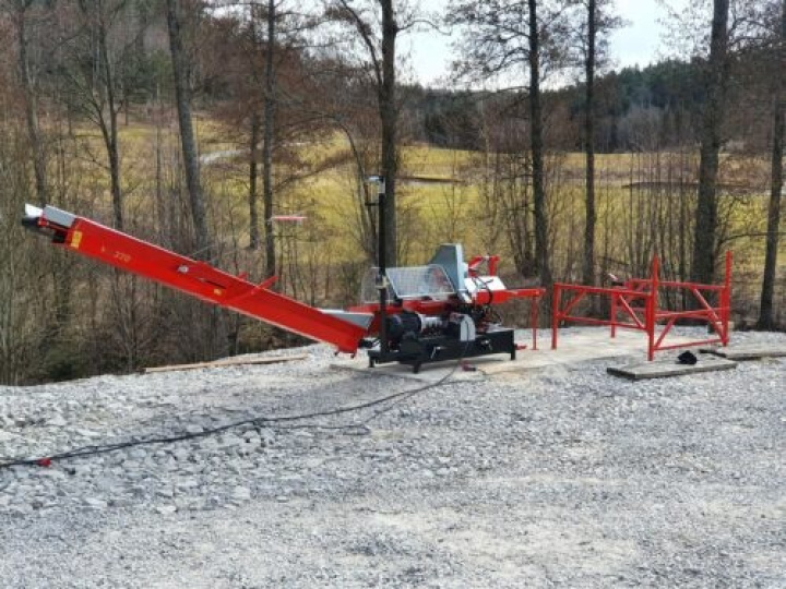 Vedkombi 370 TR - 8,1 ton traktordrift spakstyrd med joystick i gruppen Lantbruk / Vedmaskiner hos Kristers Möbler Maskin AB (37067)